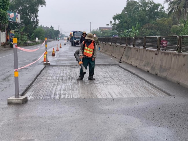 Sau mưa lại sửa, đắp vá Quốc lộ 1A đoạn qua tỉnh Thừa Thiên Huế (09/12/2021)